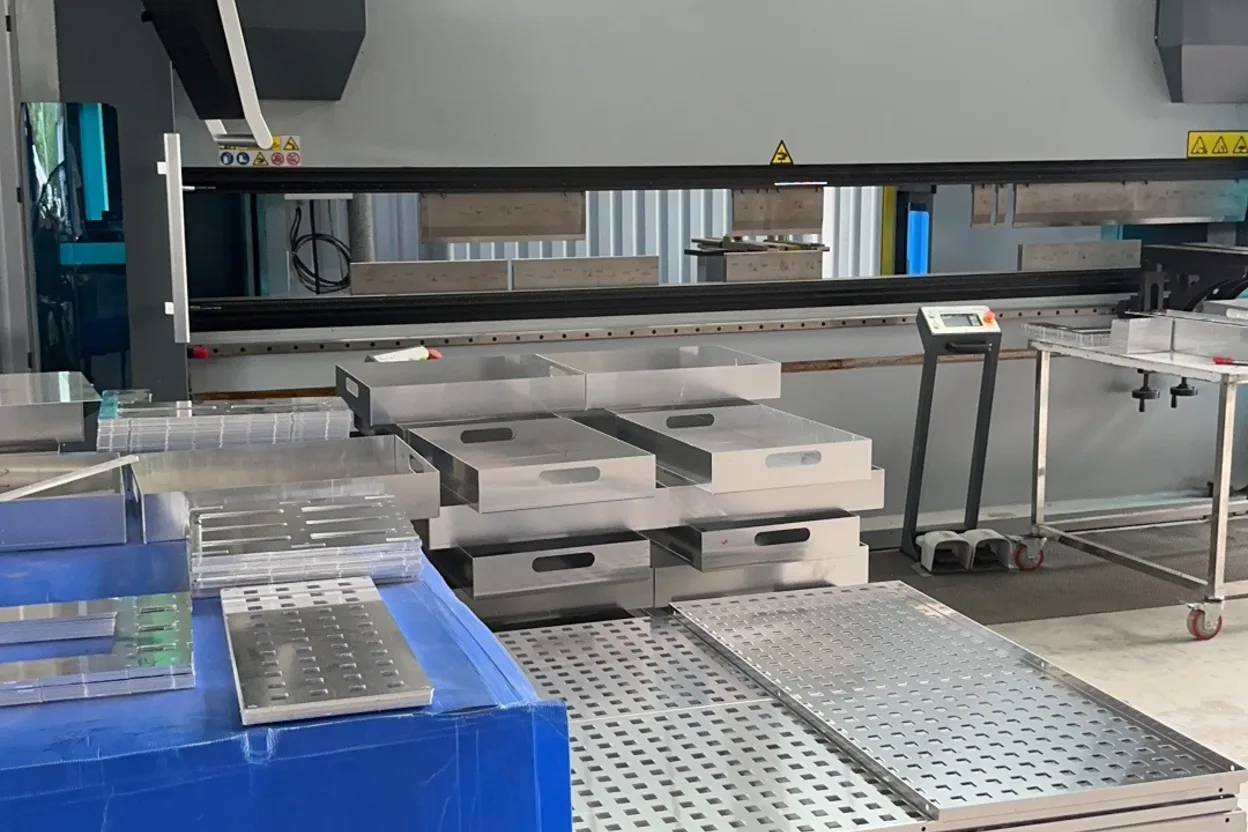 Một chi tiết đang được gấp trên máy chấn, mép gấp nằm trên khuôn