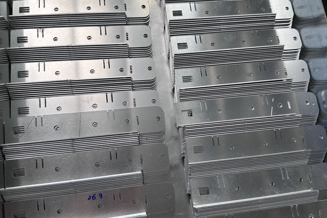 Một đai ốc tự clinch được ép vào tấm tôn
