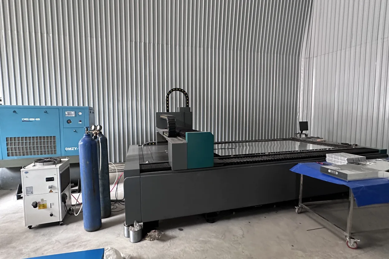 Một cụm hàn hoàn thiện đặt cạnh bốn chiếc máy đã làm ra nó